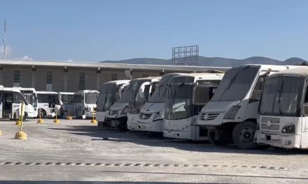 Autobuses de personal se adueñan de calles de colonia Provivienda