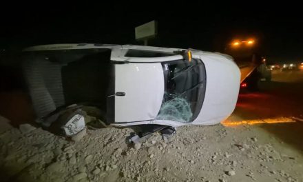 Auto sufre volcadura tras accidente en el libramiento Oscar Flores Tapia