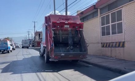 Camión de basura causa asombro en Saltillo… parece que lleva una persona embolsada