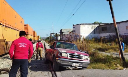 Camioneta intenta ganarle al tren y sufre accidente en Ramos Arizpe