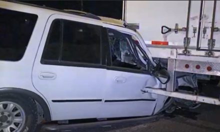 Saltillo: Hombre intenta huir de un choque y termina incrustado en un tráiler
