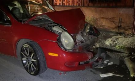 Joven choca contra coche estacionando durante la noche en Saltillo