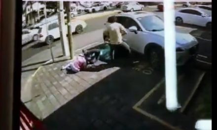 Hombre golpea a adultos mayores sin motivo aparente en Colima