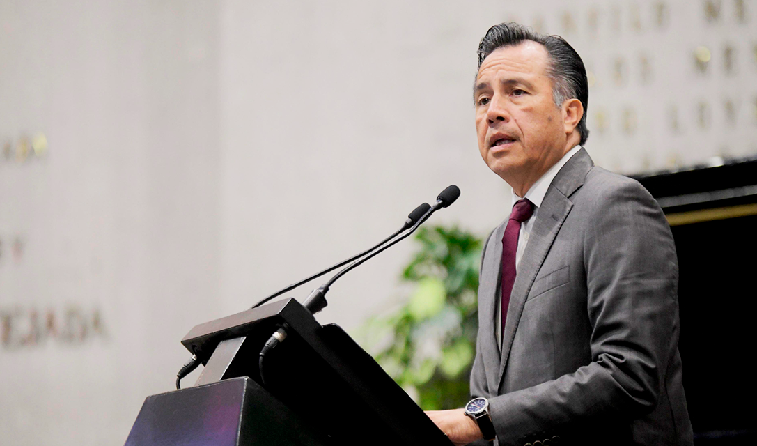 Entregan reconocimiento a Cuitláhuac García como el peor gobernador de la historia