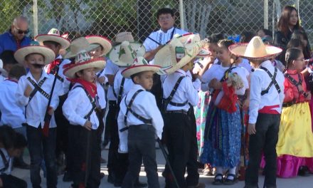 De fiesta la escuela 20 de noviembre en Saltillo