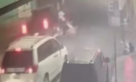 Camioneta ignora luz roja y deja 4 heridos en el centro de Saltillo