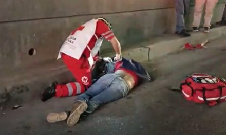 Camioneta deja lesionado a motociclista en Saltillo; lo derriba y huye del lugar