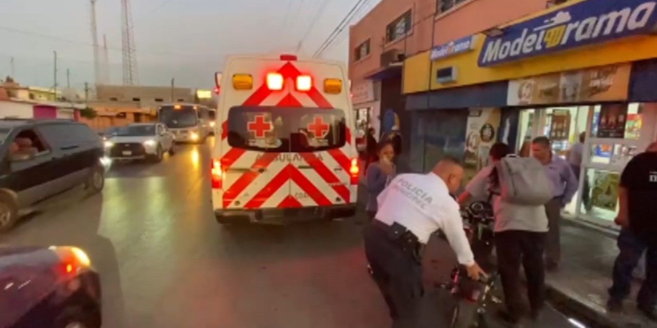 Embiste a motociclista y lo proyecta contra un transporte en Saltillo