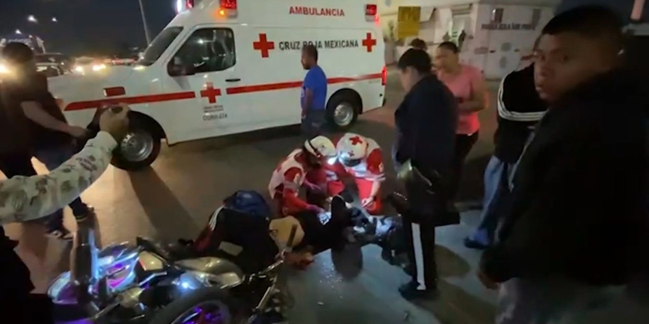 Derriba mujer a motociclista en cruce de calle Madero