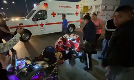 Derriba mujer a motociclista en cruce de calle Madero
