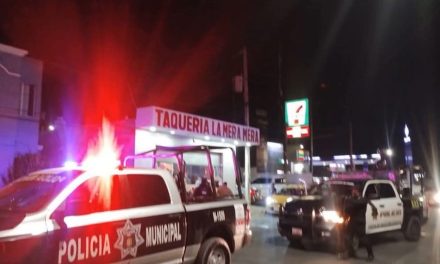 Hombres destrozan taquería por deuda en Mirasierra