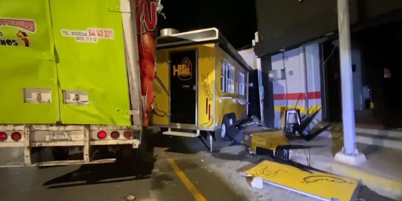 Ebrio impacta puesto de hot dogs en el bulevar Eulalio Gutiérrez