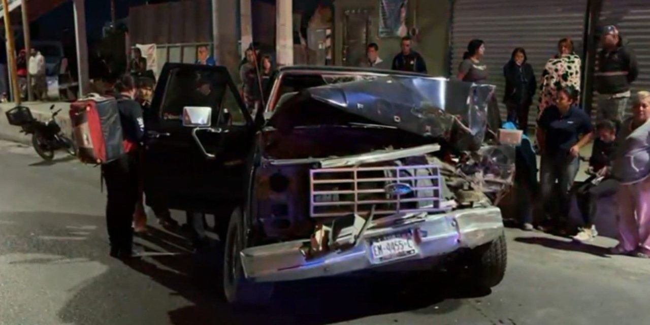 Ebrios terminan hospitalizados al chocar contra un autobús en Saltillo