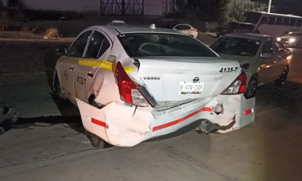 Saltillo: Esperaba pasaje y lo chocan, cuantiosos daños dejó el percance