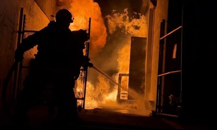 Se registra un fuerte incendio en Aurrerá Express de la Bellavista