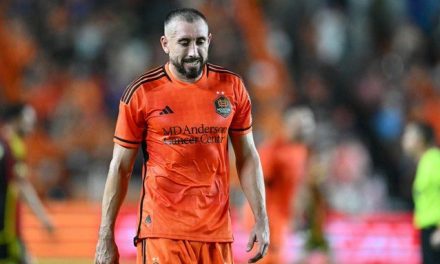 Video: Expulsan a Héctor Herrera tras escupirle al árbitro en la MLS