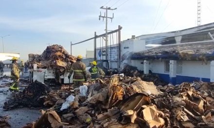 Incendio consume toneladas de cartón en Saltillo