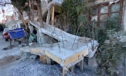 Invaden banqueta con construcción de escalera en Saltillo