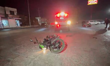 Joven motociclista resulta herido tras ser arrollado por un automóvil en Saltillo