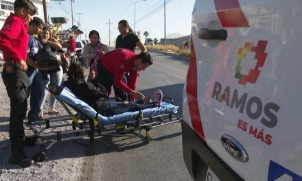 Joven motociclista resulta lesionada por el pésimo estado de rejillas metálicas en Ramos Arizpe