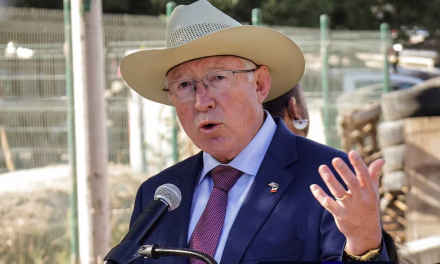 Ken Salazar destaca la necesidad de trabajar como socios para resolver migración