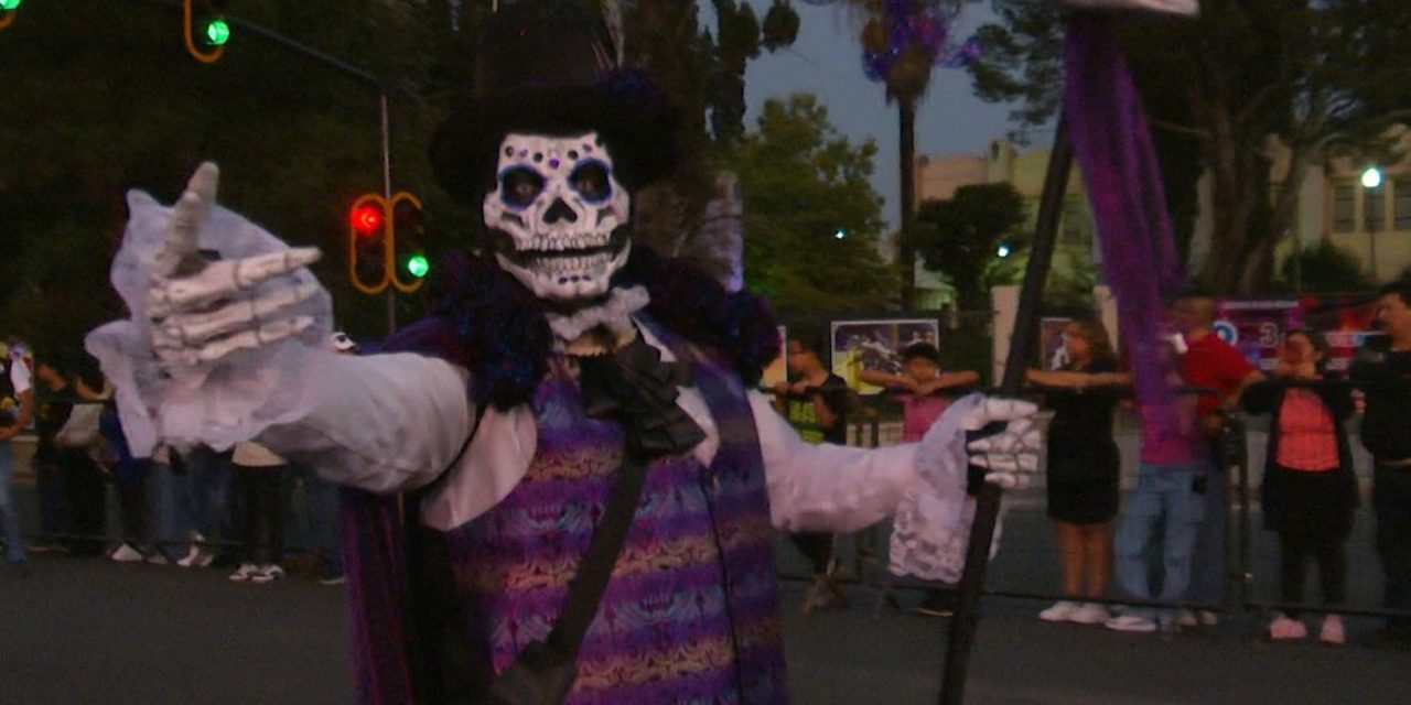 Lleno de vida el desfile de los muertos en Saltillo