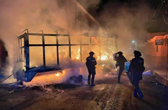 Sigue la violencia en Michoacán: enfrentamientos armados, vehículos incendiados y suspensión de clases