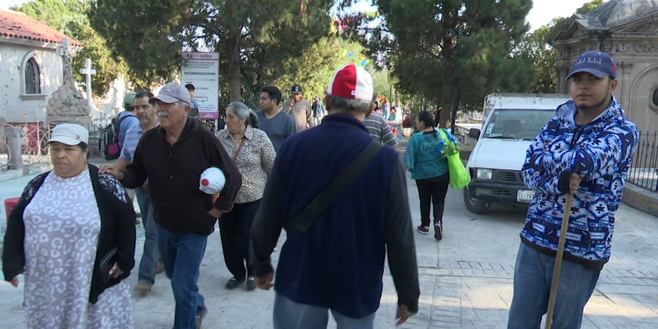 Miles de saltillenses visitan los cementerios
