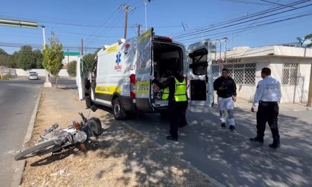 Motociclista cae tras ser perseguido por un perro en Saltillo