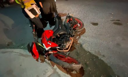 Motociclista resulta lesionado en accidente en la colonia Centenario