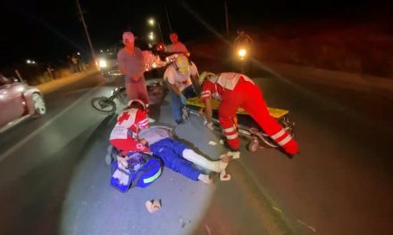 Motociclista sufre grave accidente tras imprudente maniobra de rebase en Saltillo