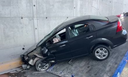 Ocurrió una volcadura en el Distribuidor Vial El Sarape