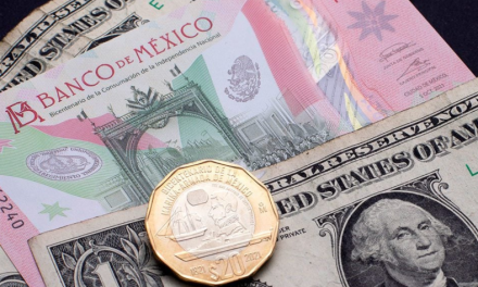 El peso mexicano inicia la semana con ganancia frente al dólar