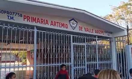 Protestan padres de familia de la primaria Artemio de Valle Arizpe en Saltillo