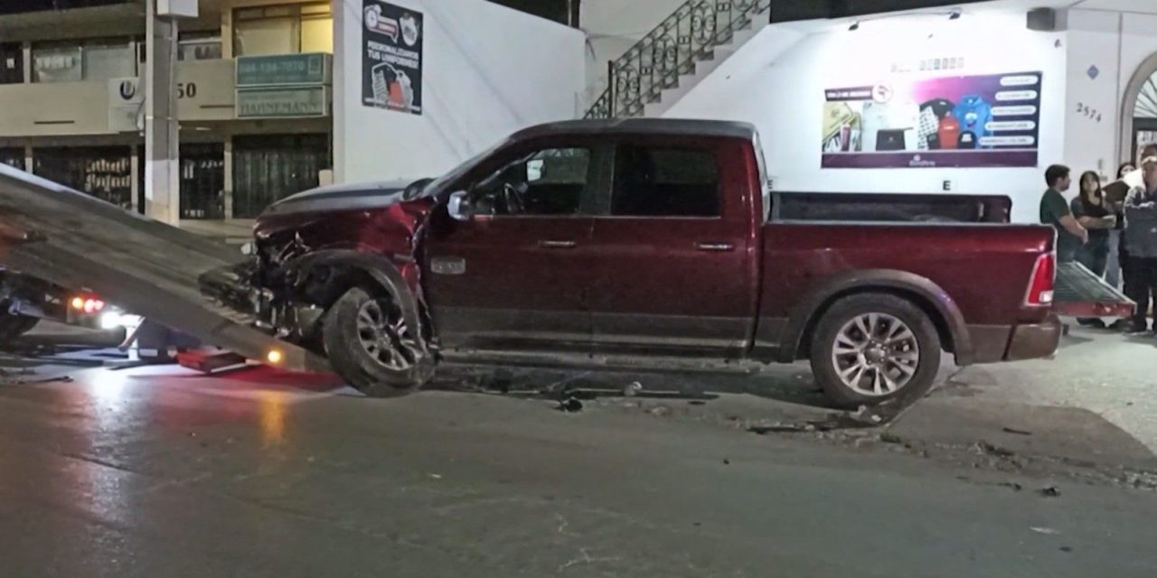 Camioneta provoca choque al querer retornar durante la noche en Saltillo