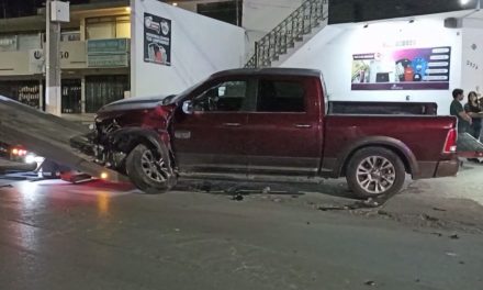 Camioneta provoca choque al querer retornar durante la noche en Saltillo