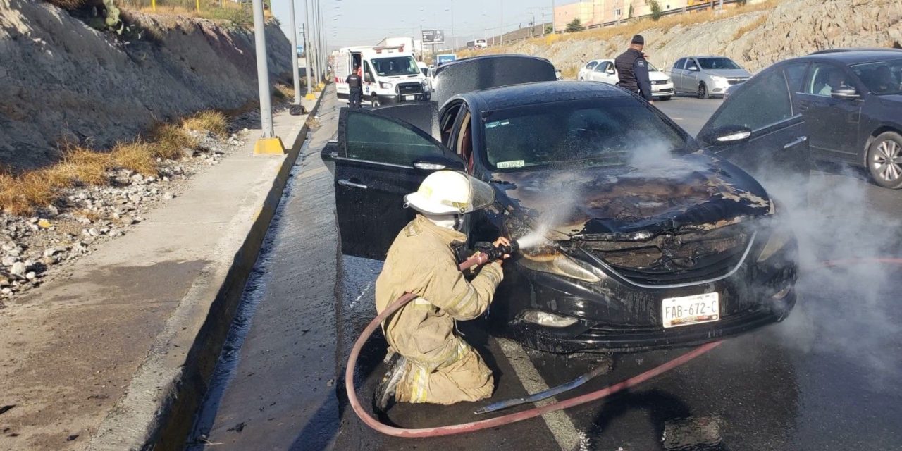 Se incendia vehículo en carretera