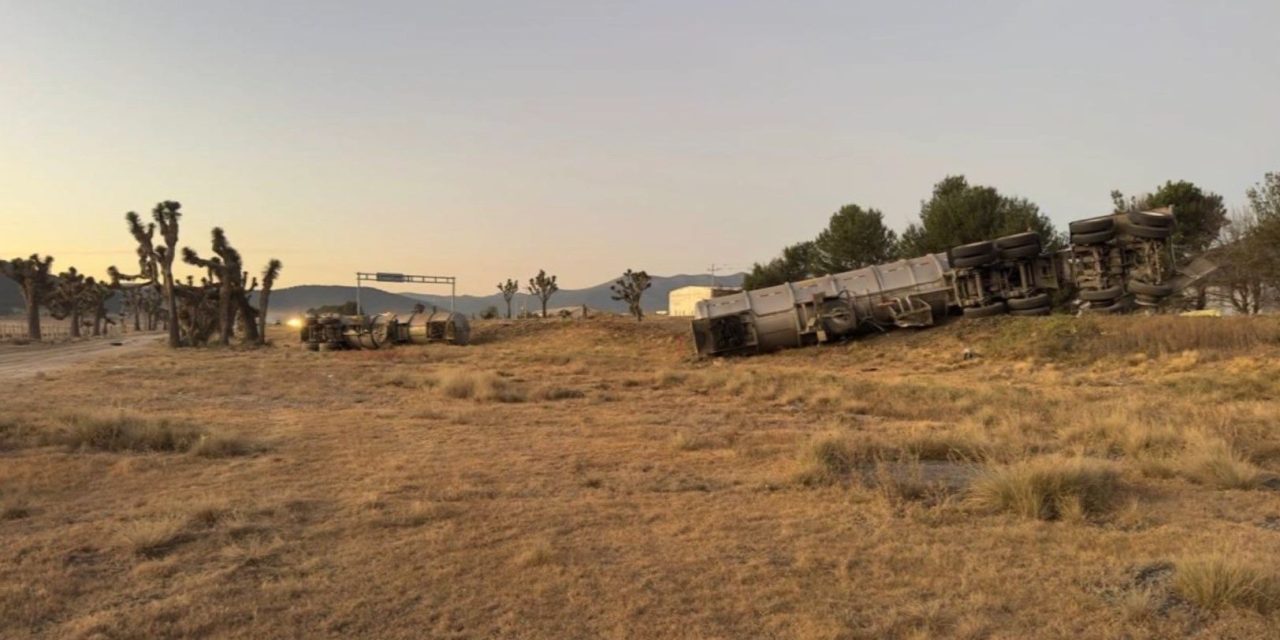 Tráiler volcó en carretera Puerto México-Ojo Caliente