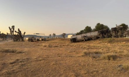 Tráiler volcó en carretera Puerto México-Ojo Caliente