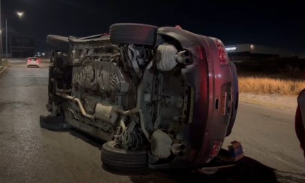 Mujer embarazada resulta herida tras una volcadura por la noche en Saltillo