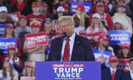 Trump amenaza con un arancel del 25% a México si no controla el flujo migratorio