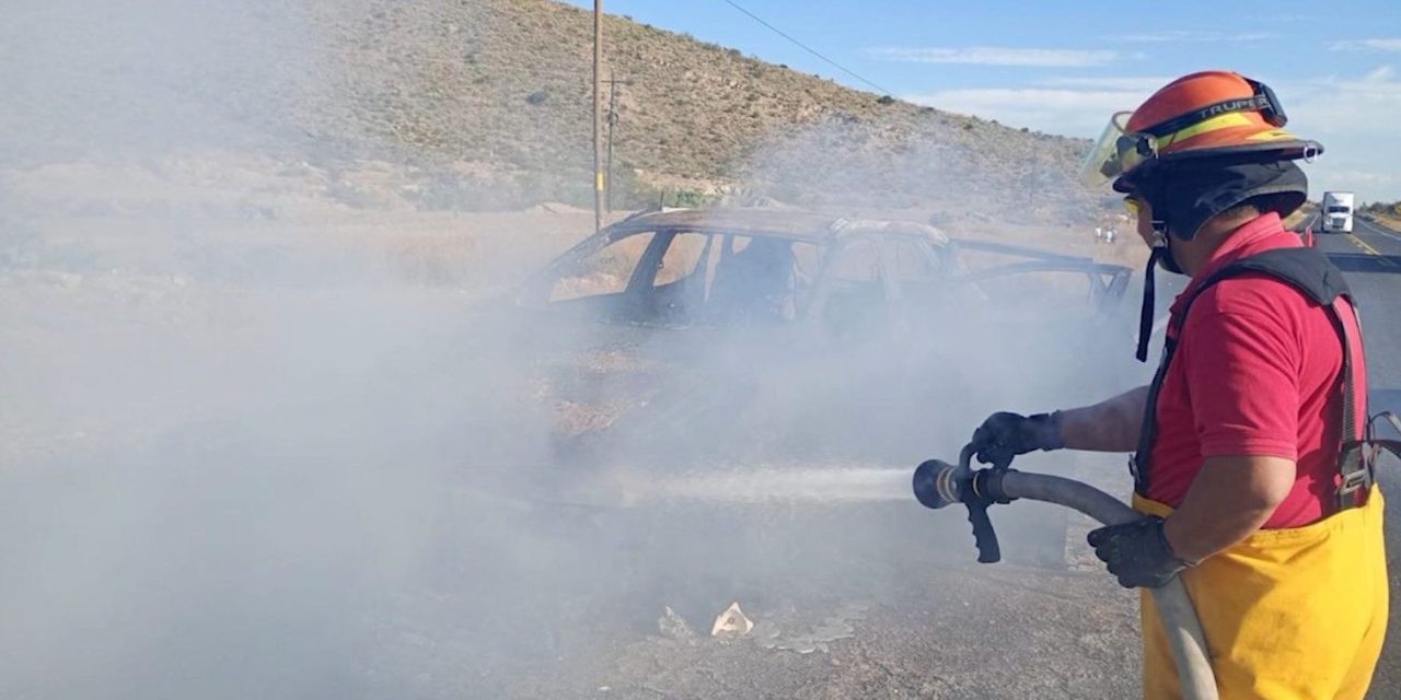 Vehículo queda reducido a cenizas tras incendio en la carretera Monclova