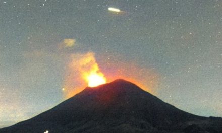 Captan enigmática luz sobre el volcán Popocatépetl; usuarios debaten si fue OVNI o meteorito