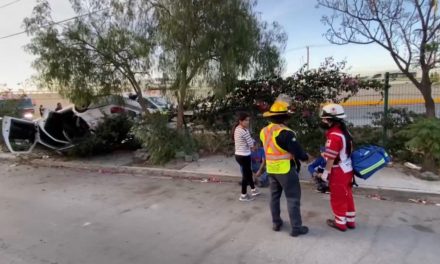 Conductor vuelca y derriba malla ciclónica en el Periférico LEA