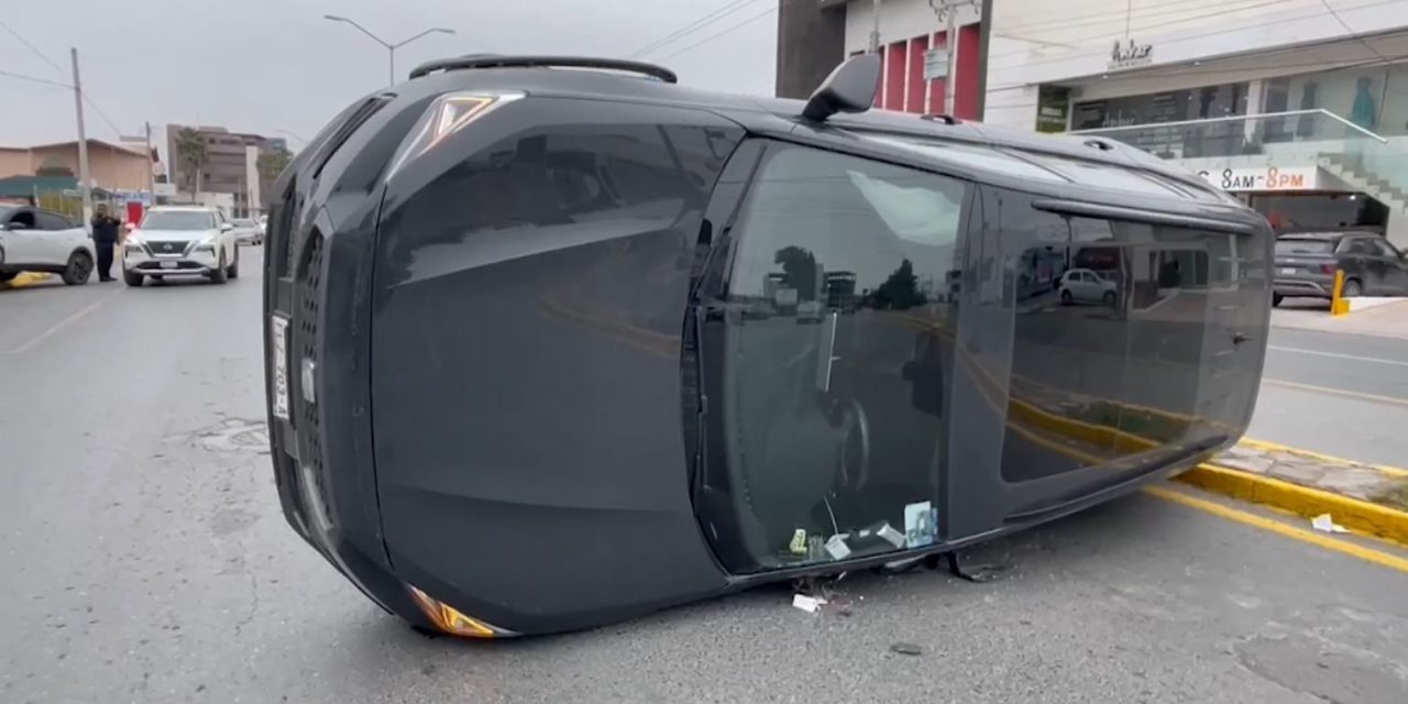 Se registra aparatoso choque con volcadura en Musa de León en Saltillo