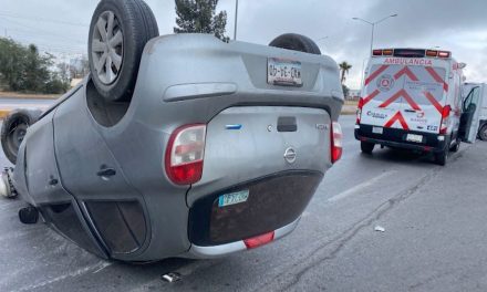 Choque y volcadura en la carretera Saltillo-Monterrey  deja daños materiales, pero sin lesionados graves