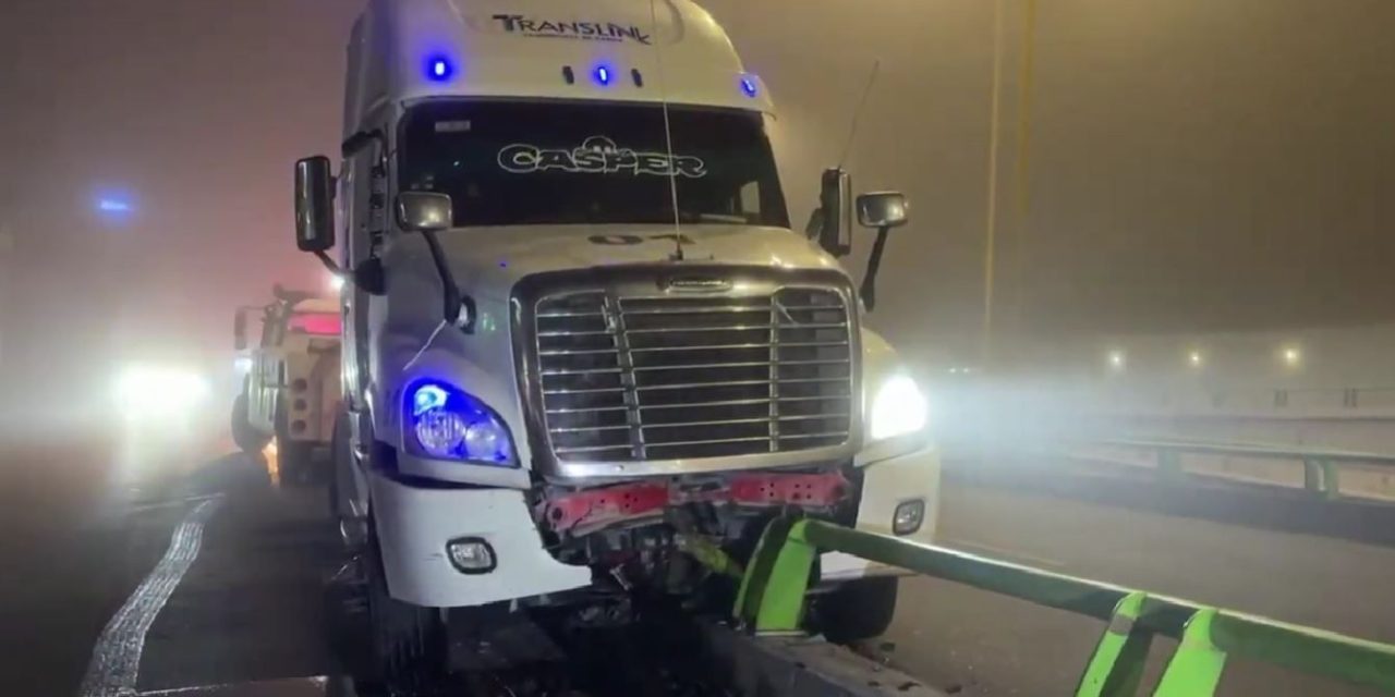 Chofer  choca tractocamión y huye del lugar en bulevar Nazario Ortiz de Saltillo