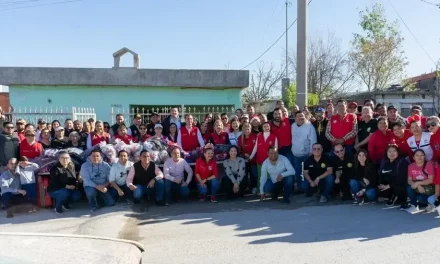 Entrega PRI Monclova cobertores y juguetes