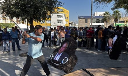 Rompen exobreros de AHMSA piñatas de Ancira y líder sindical