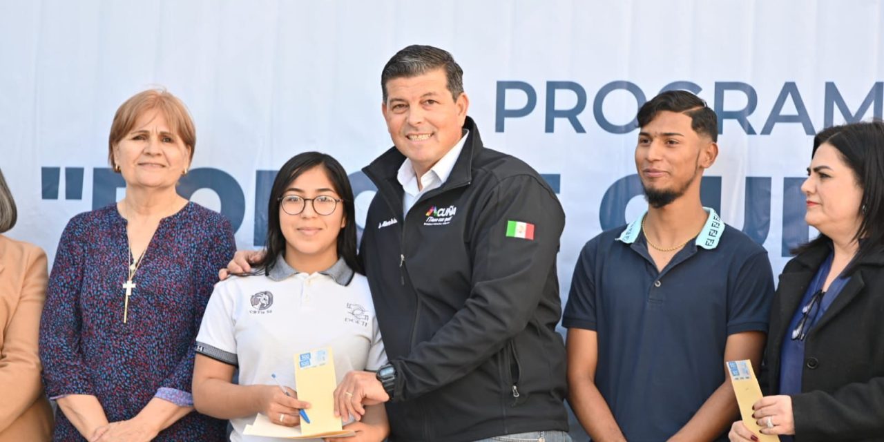 Hacen entrega de becas a estudiantes de Acuña